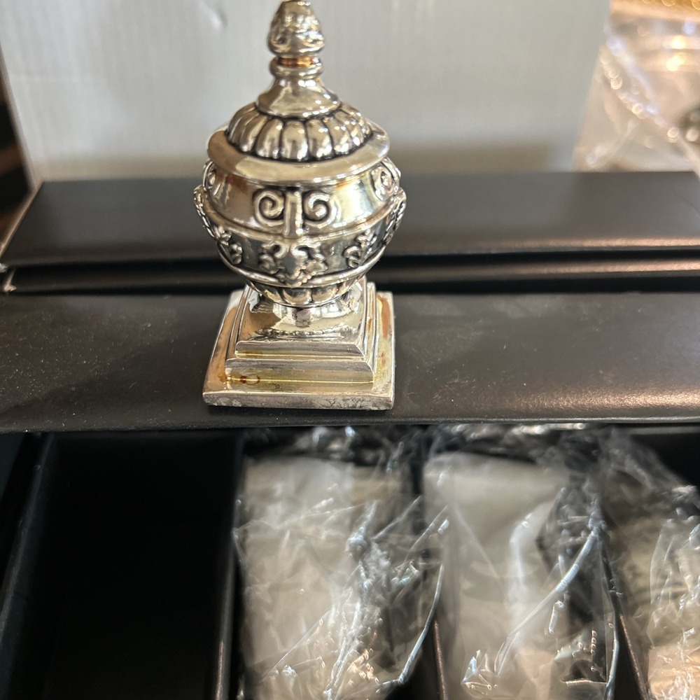 Bombay Company Silver Plated Mini Salt Pepper Artichoke Shakers Set Of 4‎ NIB